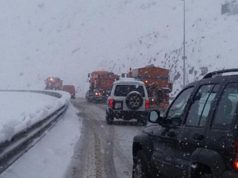 Bora zbardh gjithe Shqiperine, bllokohen disa akse