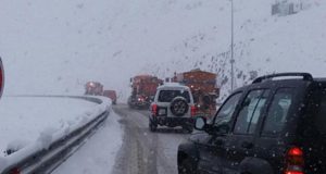 Bora zbardh gjithe Shqiperine, bllokohen disa akse
