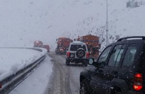 Bora zbardh gjithe Shqiperine, bllokohen disa akse