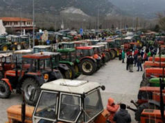 Proteste ne kufi, bujqit bllokojne Kapshiticen