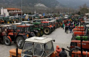 Proteste ne kufi, bujqit bllokojne Kapshiticen