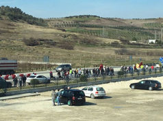 Protestuesit e Zharrezes arrijne ne Tirane, perzene Bashen