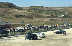 Protestuesit e Zharrezes arrijne ne Tirane, perzene Bashen