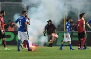 Itali – Shqiperi, nje stjuart plagoset nga fishekzjarret