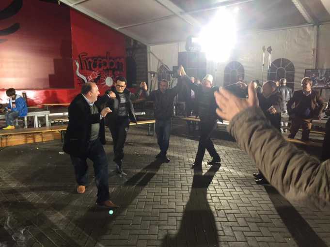 Kreshnik Spahiu hedh valle ne çadren e protestes