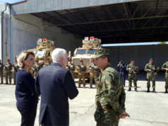 John McCain viziton Tiranen