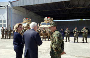 John McCain viziton Tiranen