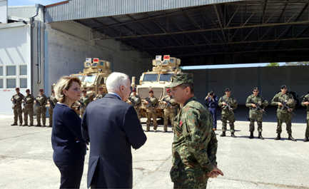 John McCain viziton Tiranen