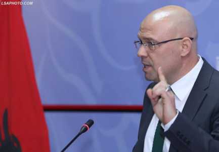 Ylli Manjani hedh poshte PS dhe LSI. Del ne mbrojtje te PD