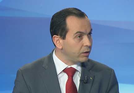 Burri zbulon mesazhet e gruas teksa e tradheton me kandidatin për Avokat të Popullit Jordan Daci