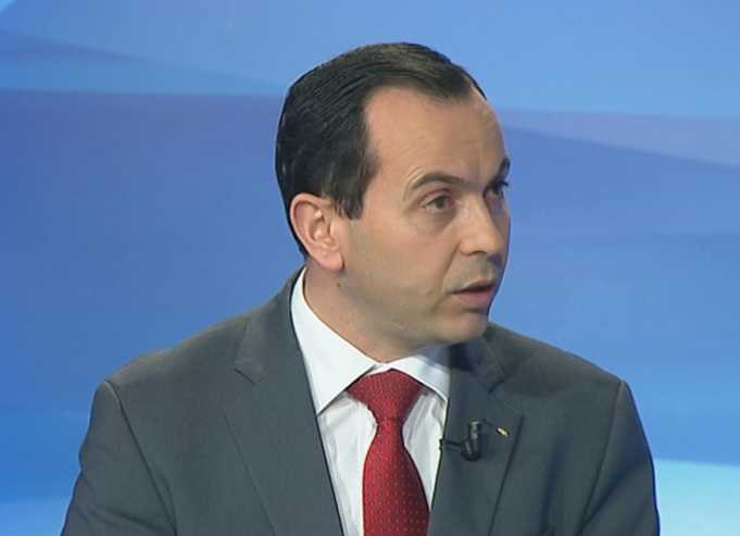 Burri zbulon mesazhet e gruas teksa e tradheton me kandidatin për Avokat të Popullit Jordan Daci