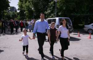 Mbyllet paqesisht protesta e PD. Basha ne krye sebashku me familjen