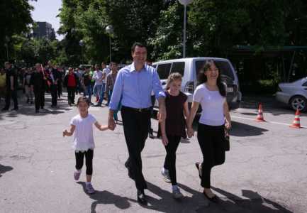 Mbyllet paqesisht protesta e PD. Basha ne krye sebashku me familjen