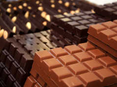 Mbrohu nga dielli duke konsumuar cokollate