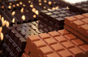 Mbrohu nga dielli duke konsumuar cokollate