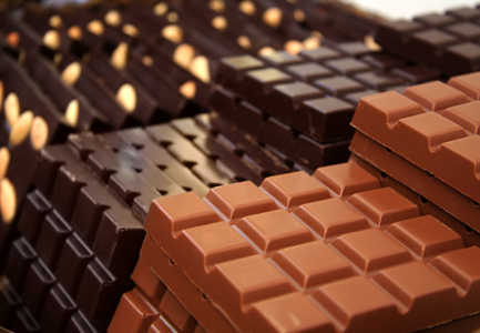 Mbrohu nga dielli duke konsumuar cokollate