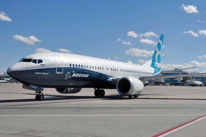Boeing prezanton modelin e fundit, 737 Max jetliners.