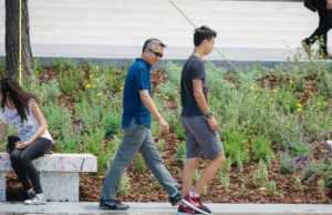 Ambasadori Lu viziton sheshin “Skenderbej” sebashku me djalin