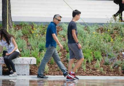 Ambasadori Lu viziton sheshin “Skenderbej” sebashku me djalin