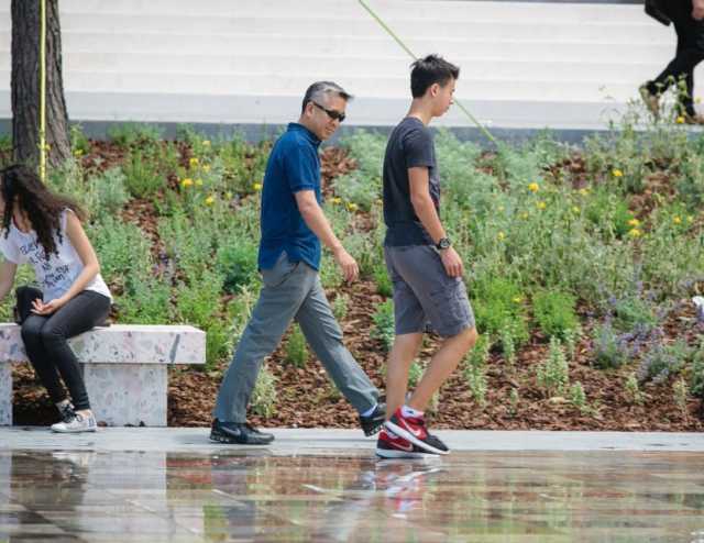 Ambasadori Lu viziton sheshin “Skenderbej” sebashku me djalin