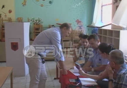 Gianni De Biasi voton ne njesine 3, te xhamlliku