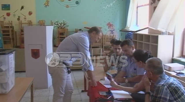 Gianni De Biasi voton ne njesine 3, te xhamlliku