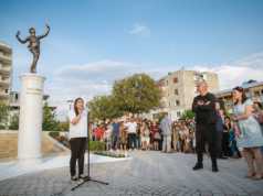 Kryetarja e Bashkise Ure Vajgurore, Juliana Memaj peruron skulpturen Djaloshi i Dimalit