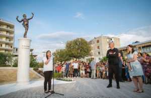 Kryetarja e Bashkise Ure Vajgurore, Juliana Memaj peruron skulpturen Djaloshi i Dimalit