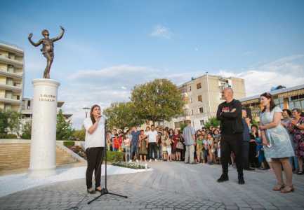 Kryetarja e Bashkise Ure Vajgurore, Juliana Memaj peruron skulpturen Djaloshi i Dimalit