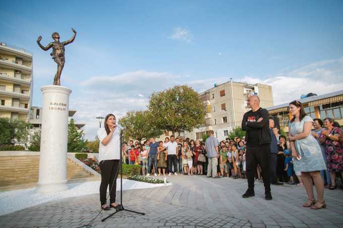 Kryetarja e Bashkise Ure Vajgurore, Juliana Memaj peruron skulpturen Djaloshi i Dimalit