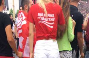 Bjondja seksi qe i hutoi njerezit ne mitingun e LSI