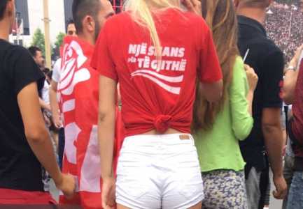 Bjondja seksi qe i hutoi njerezit ne mitingun e LSI