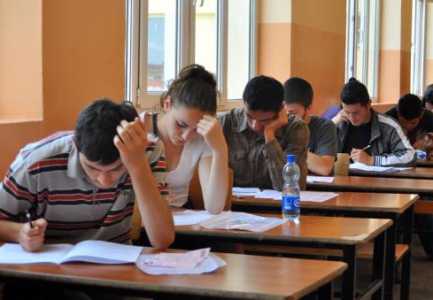 Maturantet zhvillojne sot provimin e matematikes me 25 pyetje