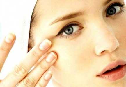 Disa rregulla të thjeshta për të shmangur rrudhat nga fytyra juaj