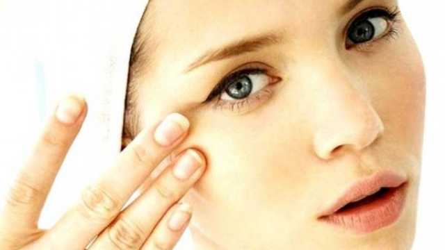 Disa rregulla të thjeshta për të shmangur rrudhat nga fytyra juaj