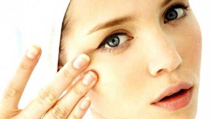 Disa rregulla të thjeshta për të shmangur rrudhat nga fytyra juaj