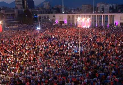 PS mbyll fushaten ne Tirane me flamuj kuqezi