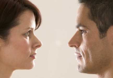 Femrat me sytë ngjyrë kafe dhe meshkujt me fytyrë të rrumbullakët, janë më të besueshëm