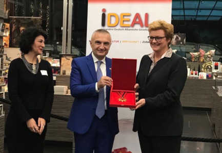 Meta nderon Franz Josef Strauss me “Dekoraten e Flamurit Kombetar”