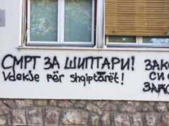 ‘Vdekje për shqiptarët’, Manastiri zgjohet me parrulla antishqiptare