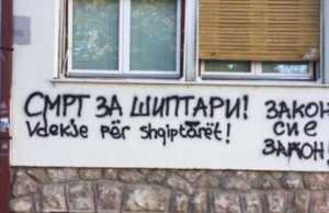 ‘Vdekje për shqiptarët’, Manastiri zgjohet me parrulla antishqiptare