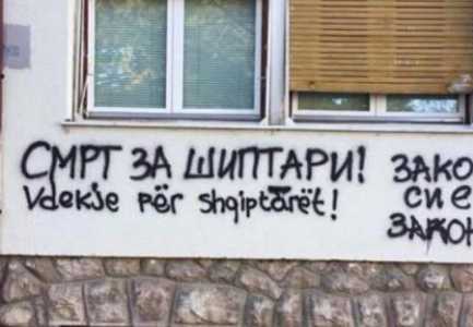 ‘Vdekje për shqiptarët’, Manastiri zgjohet me parrulla antishqiptare